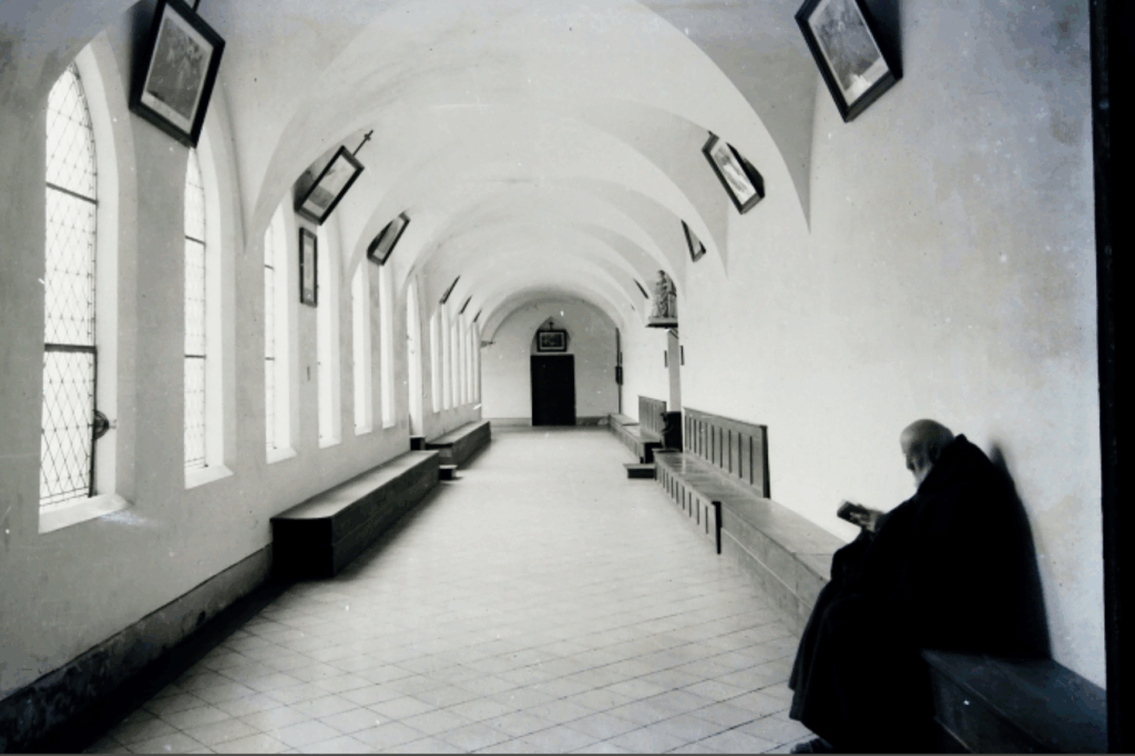 le cloître abbaye du désert